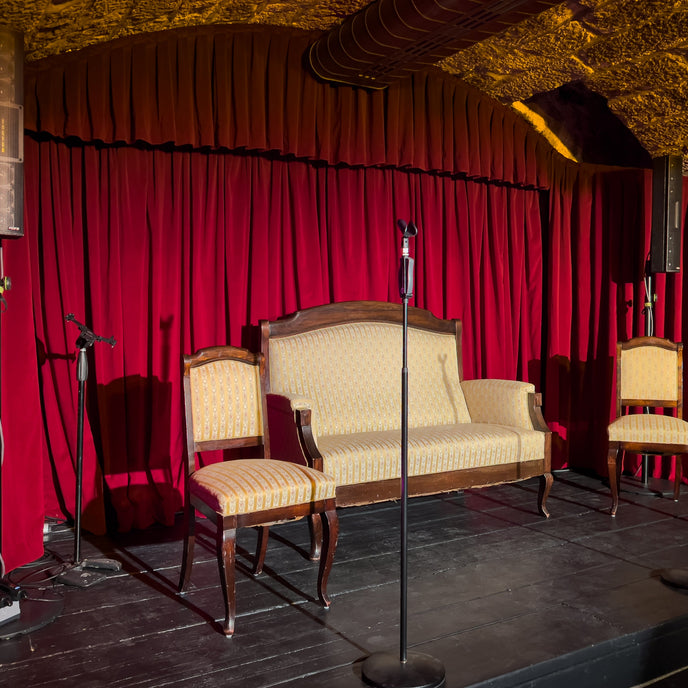 Buehne-roter-Samt