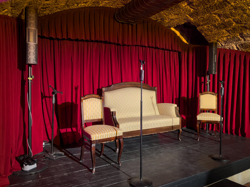 Buehne-roter-Samt