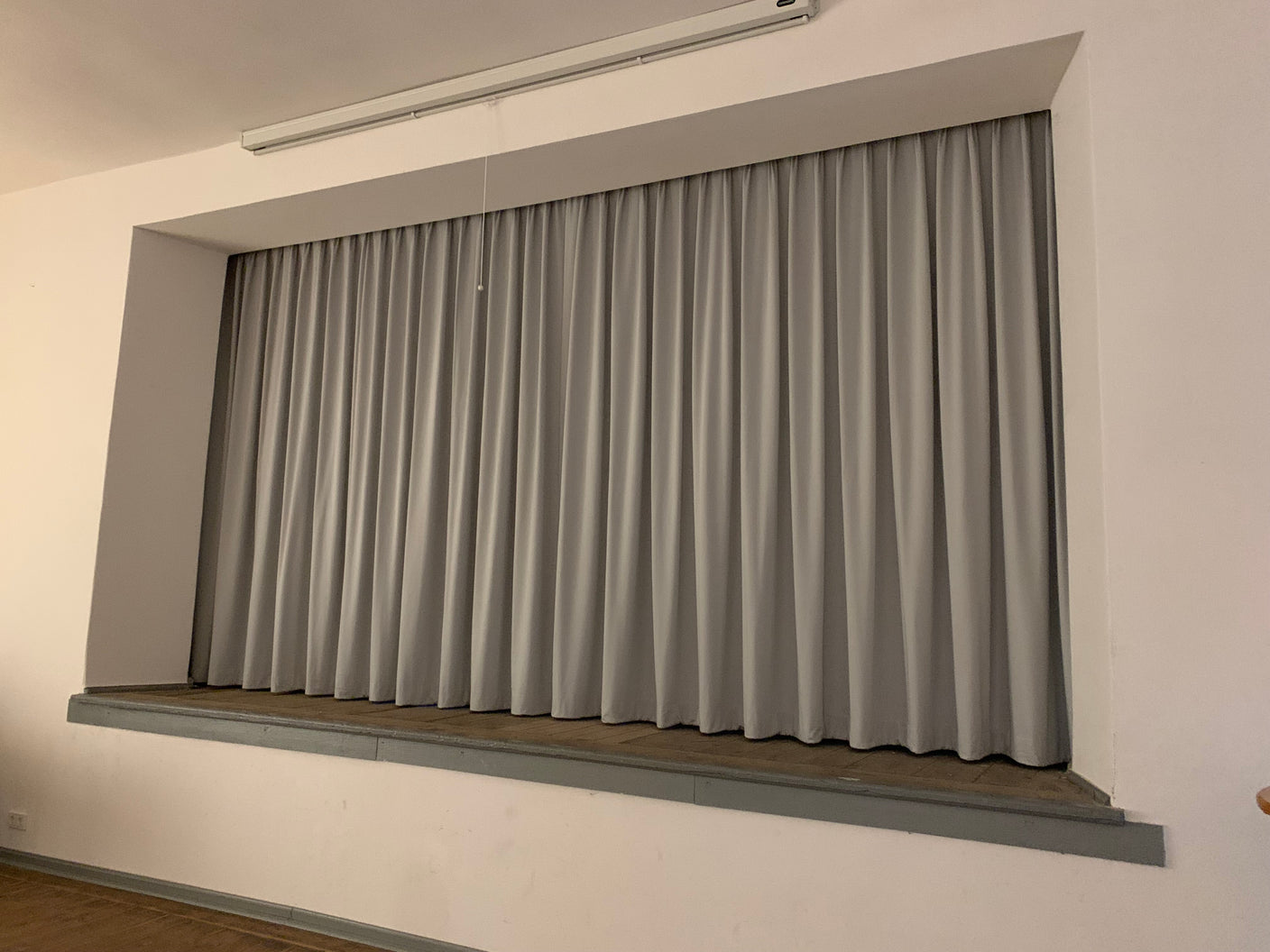 Frontvorhang aus Verdunklungssatin