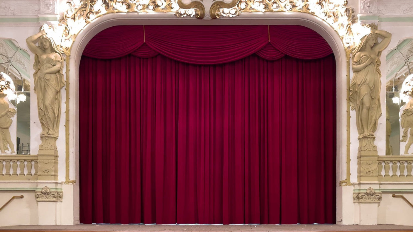 roter Bühnenvorhang mit Bogensoffitte