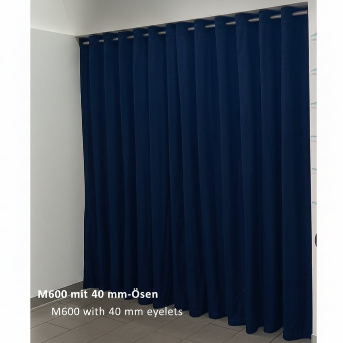 Akustikvorhang mit großen Ösen auf Vorhangstange, welcher einen Durchgang verdeckt