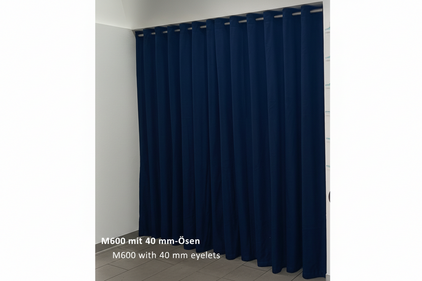 Akustikvorhang mit großen Ösen auf Vorhangstange, welcher einen Durchgang verdeckt