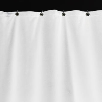 Ausschnitt weißer Vorhang mit Ösen