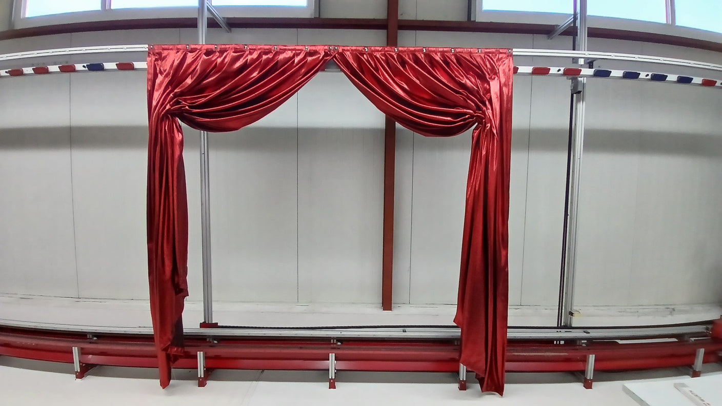 <em>Effektvorhang mit eingenähtem Schlaufenband für eine Wagnerzug</em>