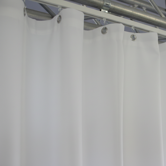 weißer Backdrop mit Ösen an Traversenaufhängung