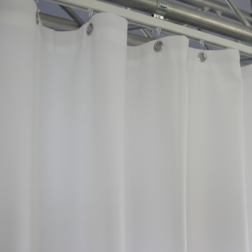 weißer Backdrop mit Ösen an Traversenaufhängung