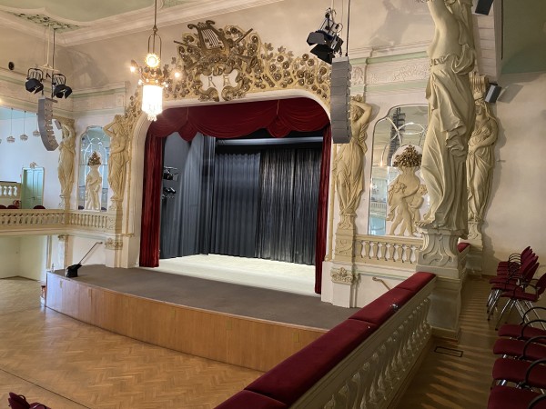 Buehne-mit-Theatervorhang